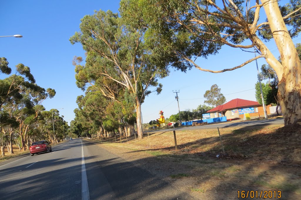 View along the Main North Road in Munno Para area, while heading towards Gawler, in SA, on 16-01-2013 by Peter John Tate,