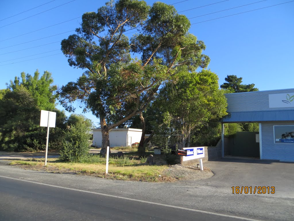 Passing Irigation Works business along Greenock Road in Nuriootpa in SA, on 16-01-2013 by Peter John Tate,