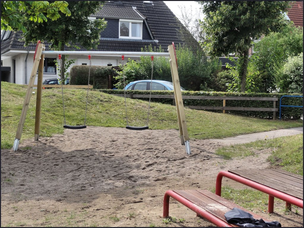 Eine neue Schaukel auf dem Spielplatz Zingstweg/Saßnitzring, August 2012 by Dan-Fan