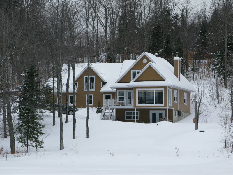 Chalet à St-Jean-des-Piles au Québec sur le bord de la rivière St-Maurice by gbouchard