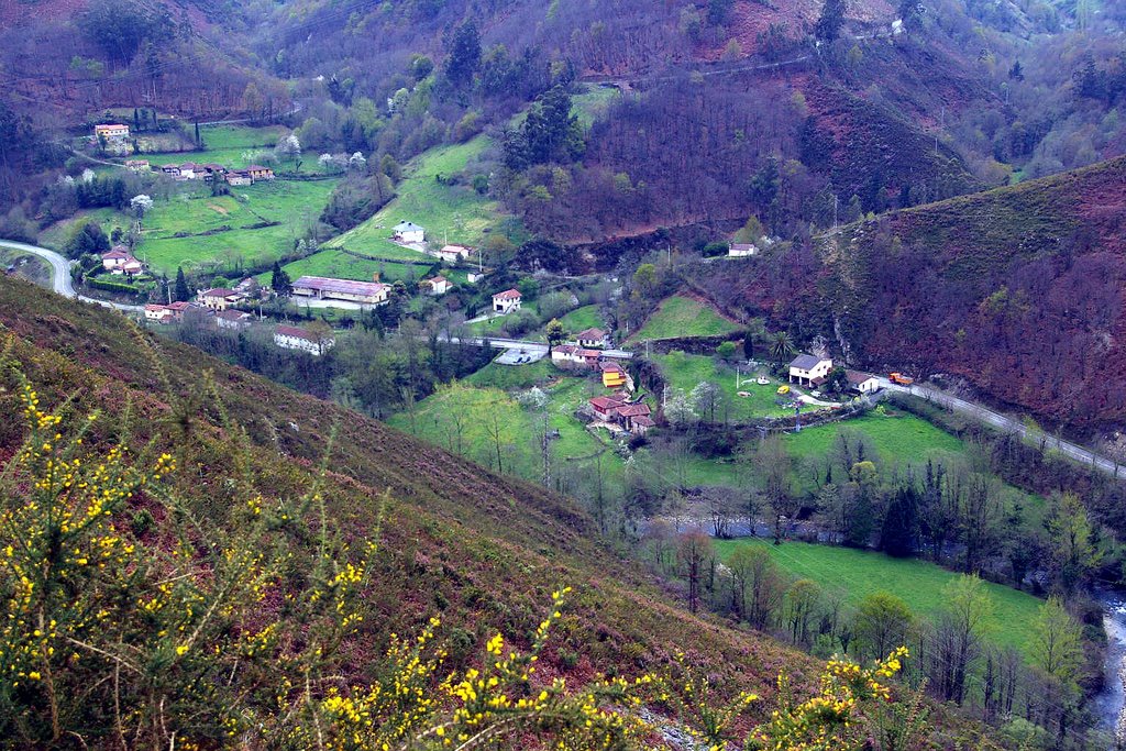 Alvariza, Belmonte de Miranda, Asturias by Antonio Alba