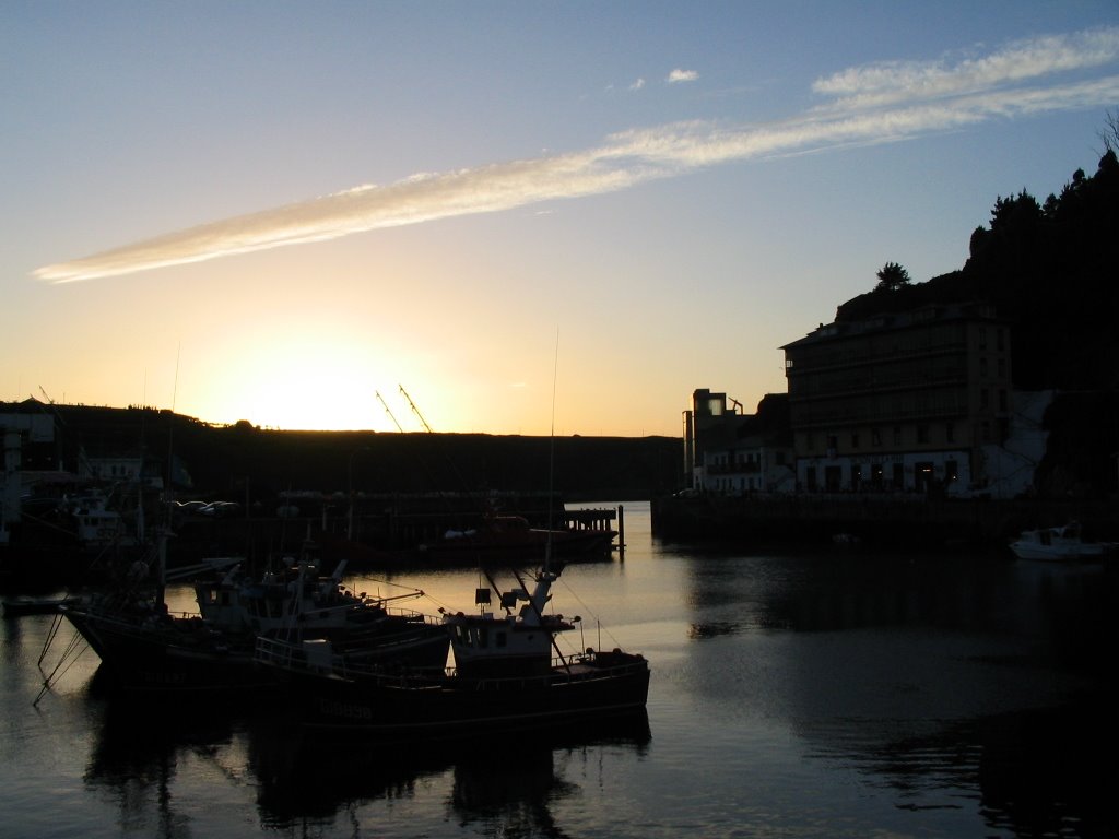 Puesta de sol en el puerto de Luarca, Asturias by carloxtron