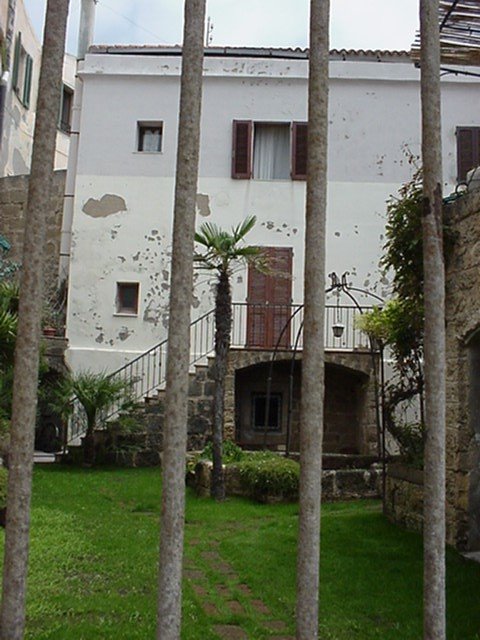 Alghero - cancello e cortile sui bastioni by gianfranco susella