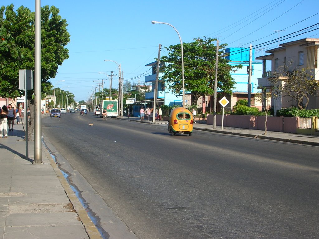 Street of Varadero (near street 41 and 1 avenue), january 2007 by Raphaël G