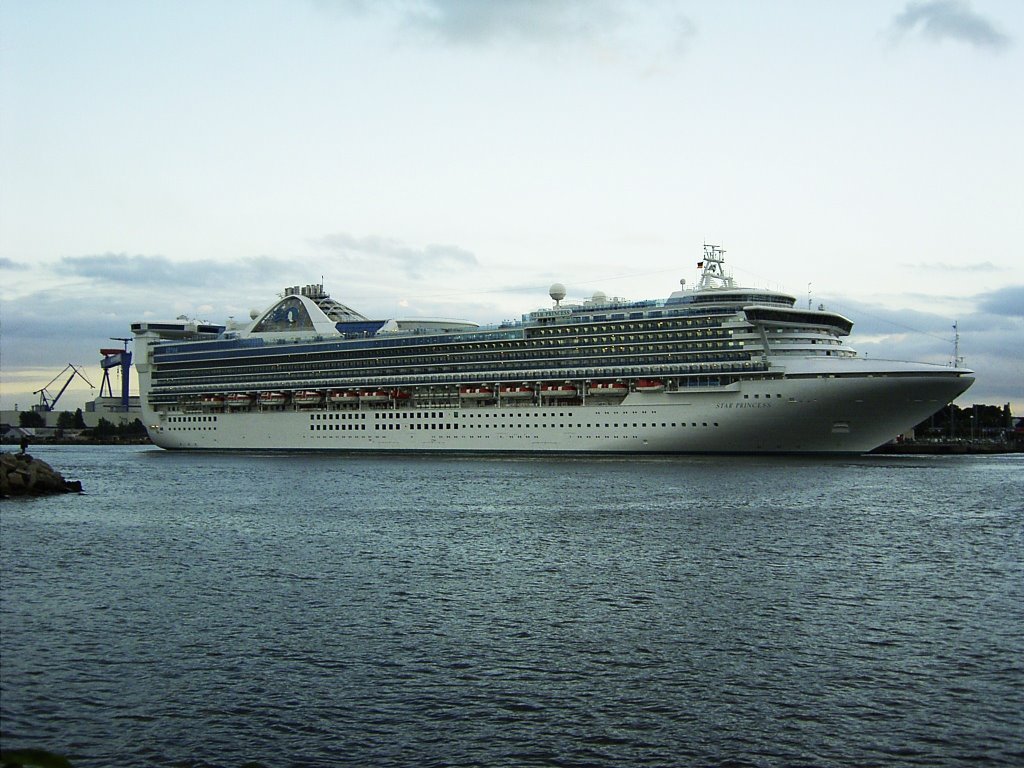 Star Princess in Warnemünde by Uli Zett