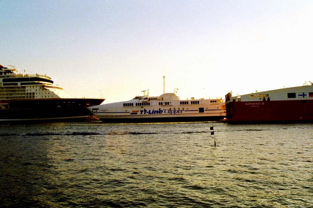 Seefahrt in Warnemünde by Uli Zett