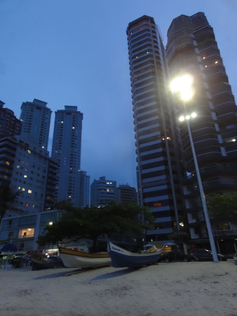 Praia ao entardecer - Balneário de Camboriú - Santa Catarina - Brasi by Paulo Yuji Takarada