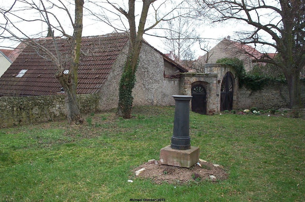 Sonnenuhr auf dem Friedhof in Kriegsheim by Michael Ohmsen