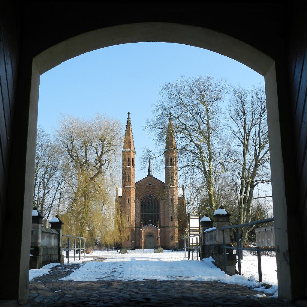 Die Schlosskirche Letzlingen steht dem Schloss direkt in Verlängerung der Schlossachse by K. Fischer