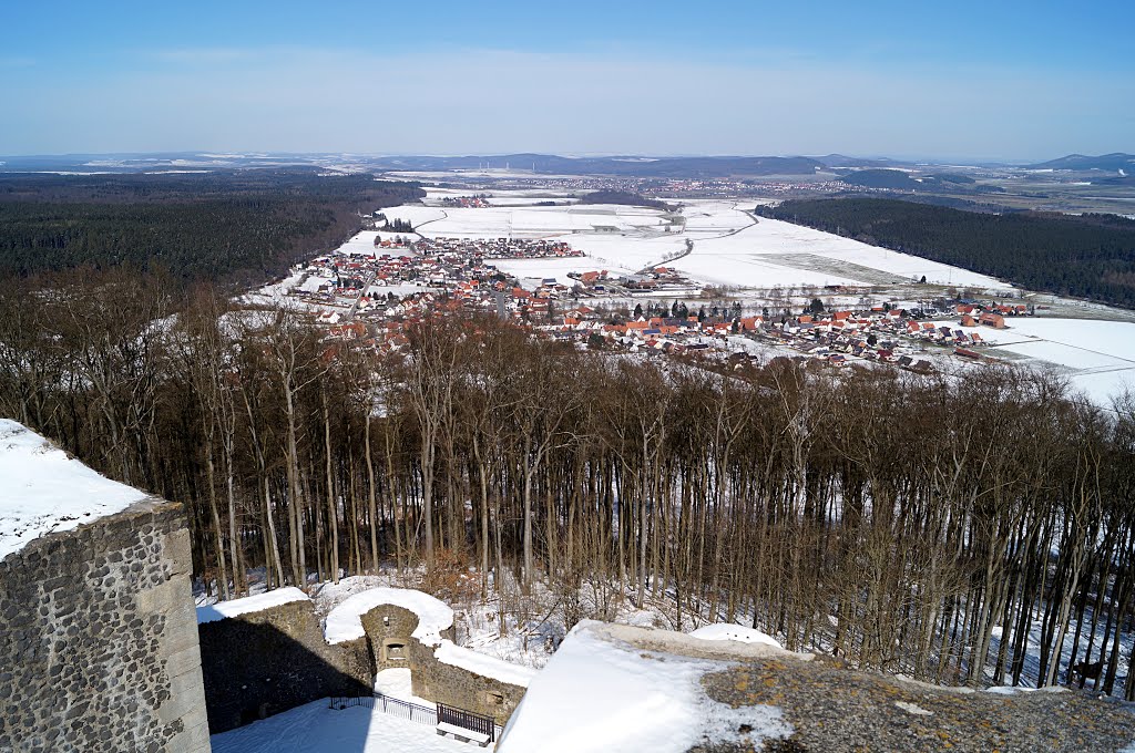 Burgruine der Weidelsburg. Es handelt sich hier um eine Höhenburg. Sie ist die größte Burgruine Nordhessens. Hier geht der Blick nach Norden. by Almöhi