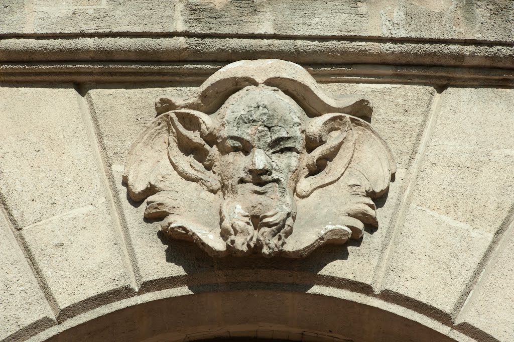 33 BORDEAUX -Place Cornillac - Mascaron représentant dans la mythologie romaine, un petit satyre by Joël Baijard