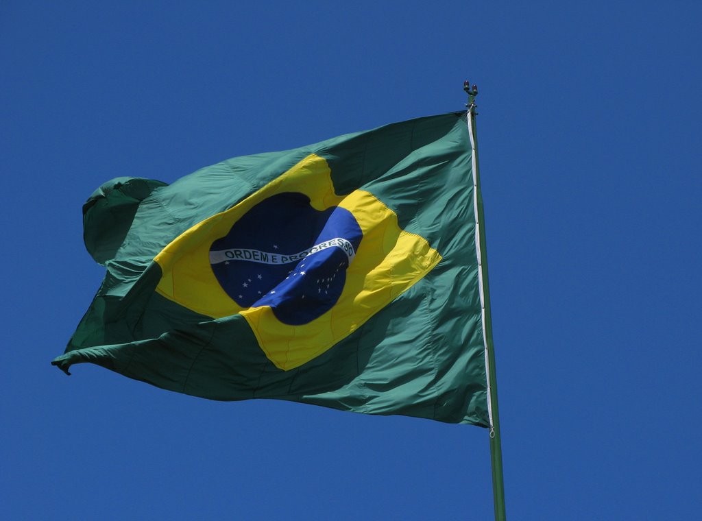 Bandeira brasileira - Monte Serrat, Santos, SP, Brasil. by André Bonacin