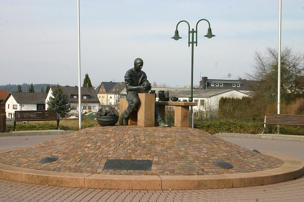 Töpfer, Bronze-Skulptur, Töpferplatz in Ransbach-Baumbach, Baumbach by Dieter Wick