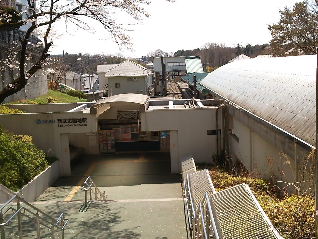 The entrance of Seibu-Yuenchi Station by Stokesia