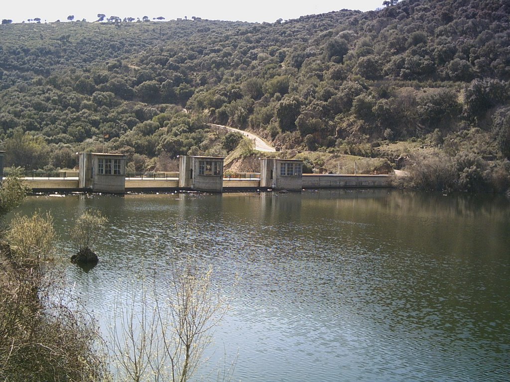 Presa del Embalse de Picadas by 666666