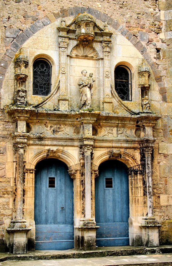 France/Ainay-le-Château/l'église by ©arnold.rog/nl