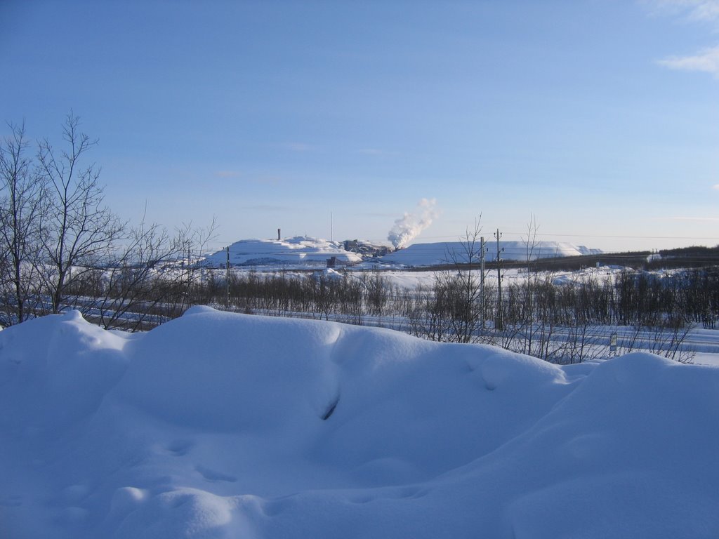 Kirunavaara mine as seen from the E10 bridge near Viscaragruvan in winter by Gerrit Holl