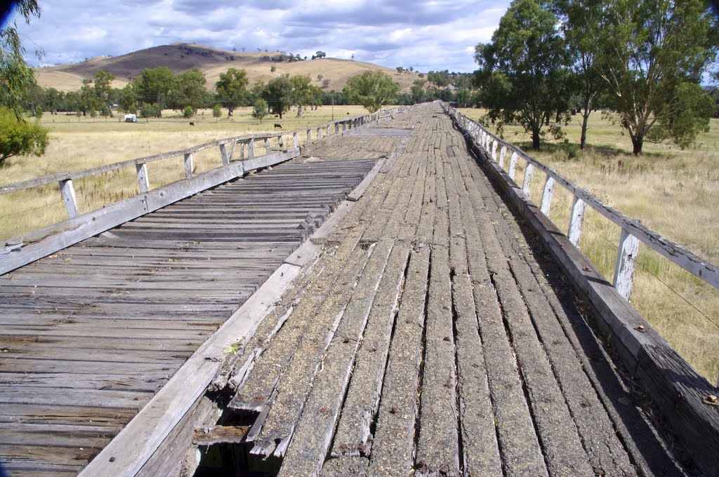 I am showing my age when I say that I have driven arcoss this bridge at Gundagai! Only twice in 1976! by snucklepuff