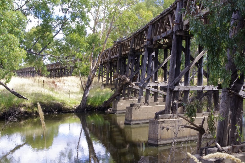 The Gundagai railway bridge crosses Morses Creek, an annabranch of the Murrumbidgee River by snucklepuff