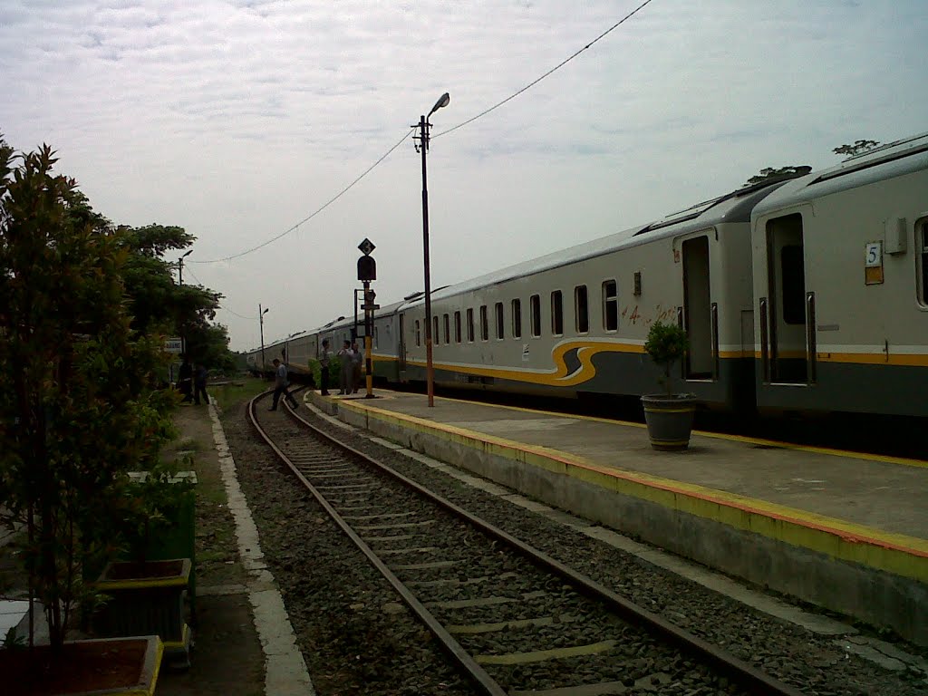 Argojati di stasiun Lemah Abang Cikarang by holid.azhari