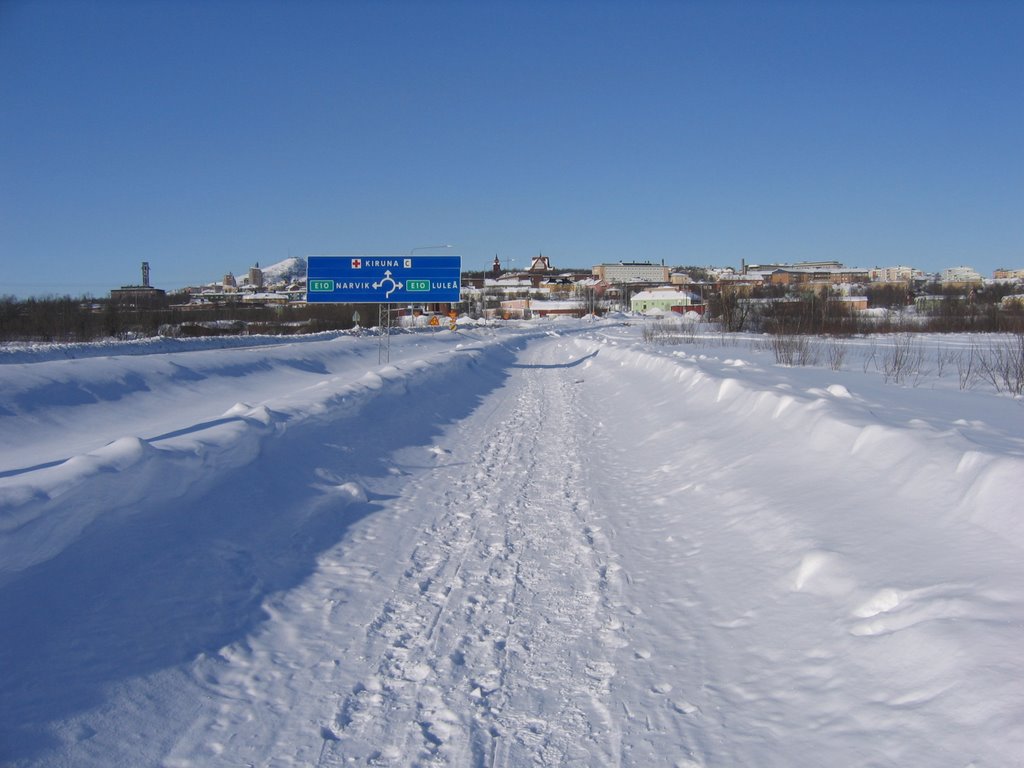 Cycilng path near Kiruna in winter by Gerrit Holl