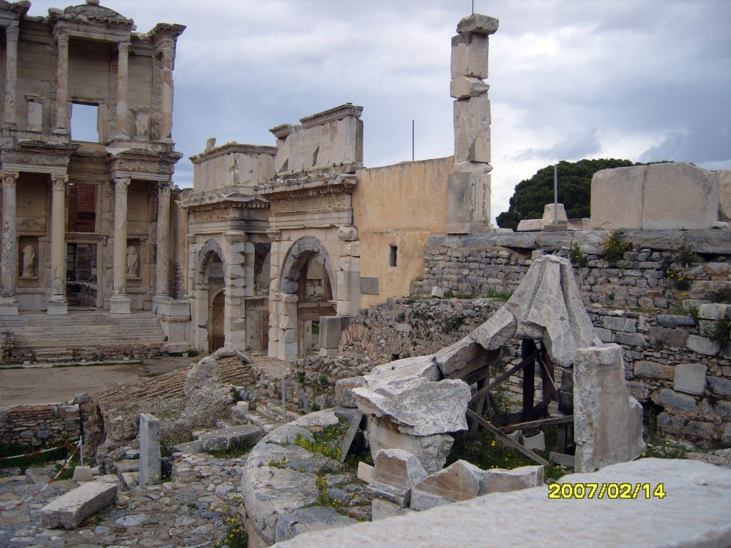 Ausgrabungsstätte Ephesus, mit dem Mazeus Mithridates Tor, links daneben die Celsus Bibliothek. by frische Luft