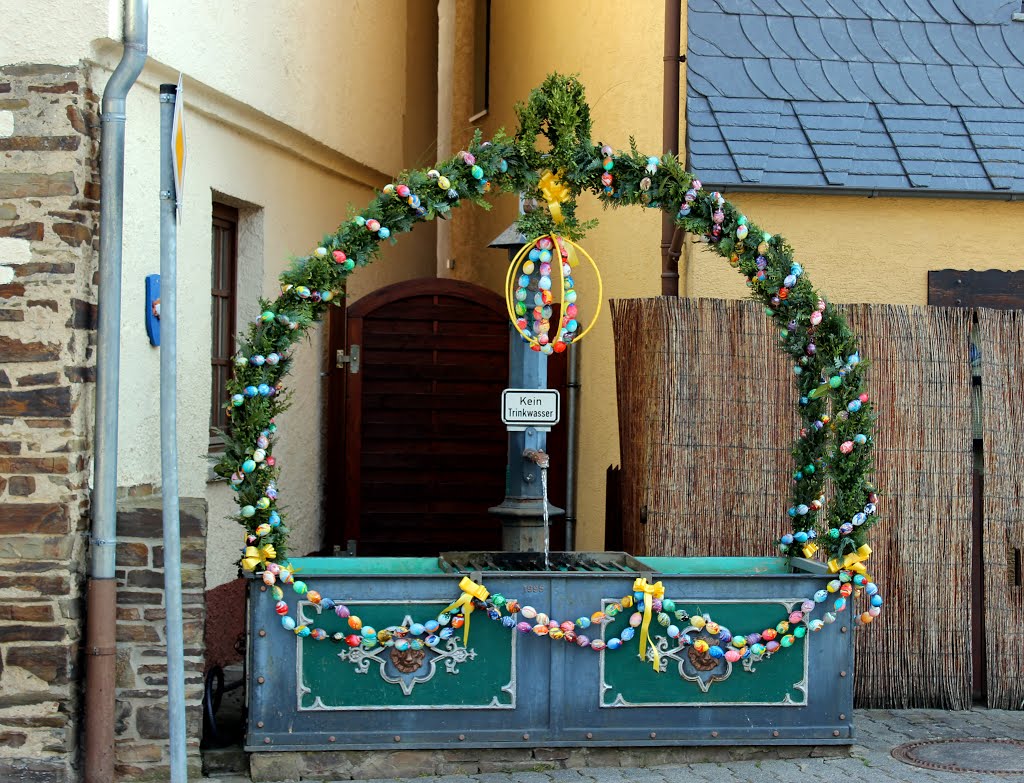 KE - Brunnen mit Osterkrone by Karl Eggenmüller-Panoramio, the only way for 