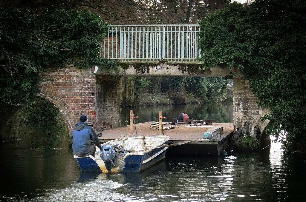 A Tight Fit - River Wey by jhr1uk