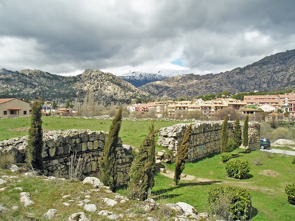 Castillo Viejo de Manzanares el Real by emil.yanev