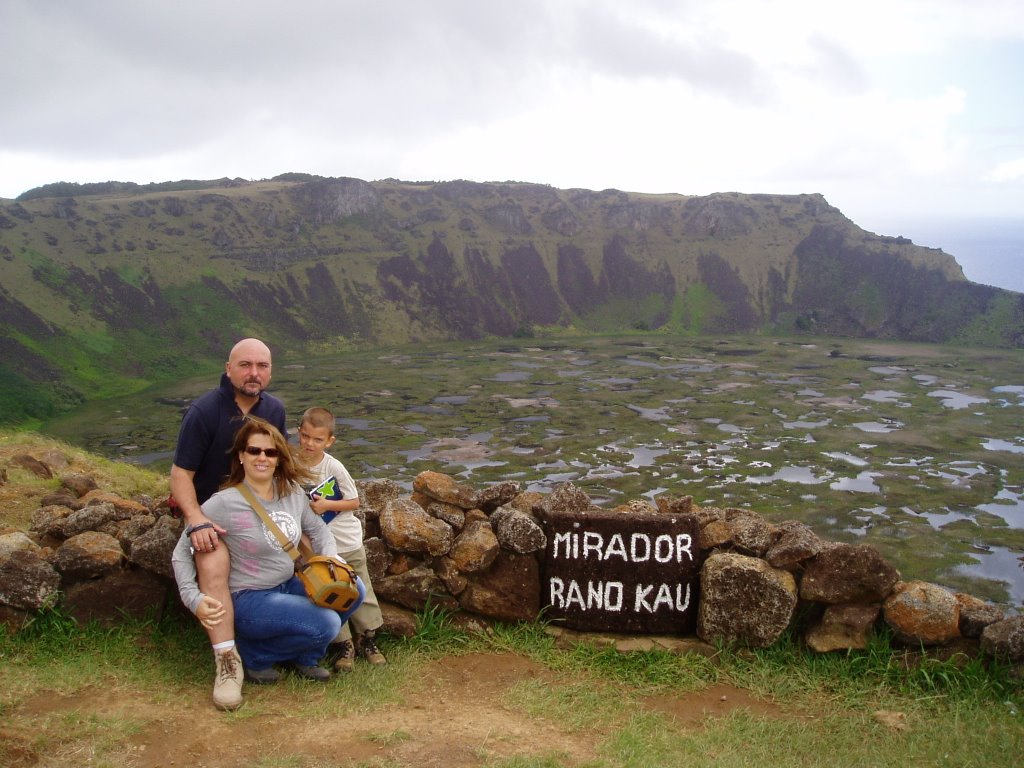 Familia Anguera De La Rosa en Rano Kau by viajero59