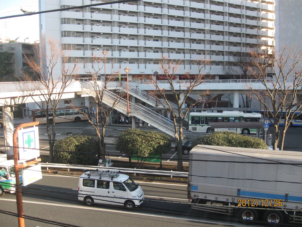 保土ヶ谷駅東口バスターミナル by Oos (ウース)