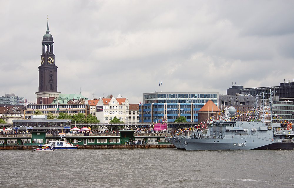 Blick zum Michel während des Hafengeburtstages 2007 by Peter Freimann