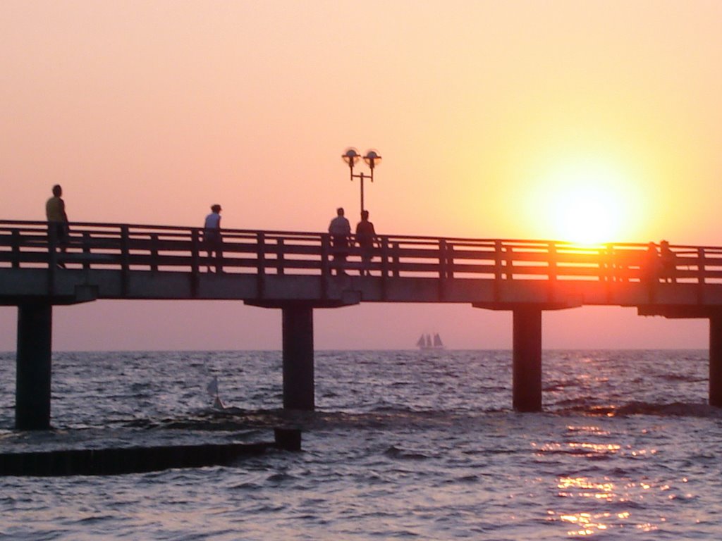 Graal-Müritz, Seebrücke am Abend by HarryAusdemharz