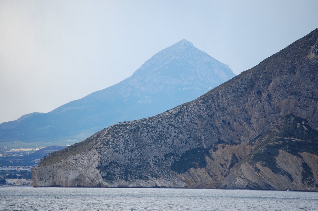 Puig Campana y Morro Toix desde Calpe by Gustavo Llobet