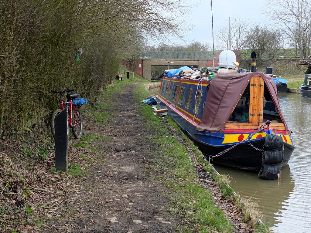 The road bridge over the canal at North Kilworth. by Bobsky.