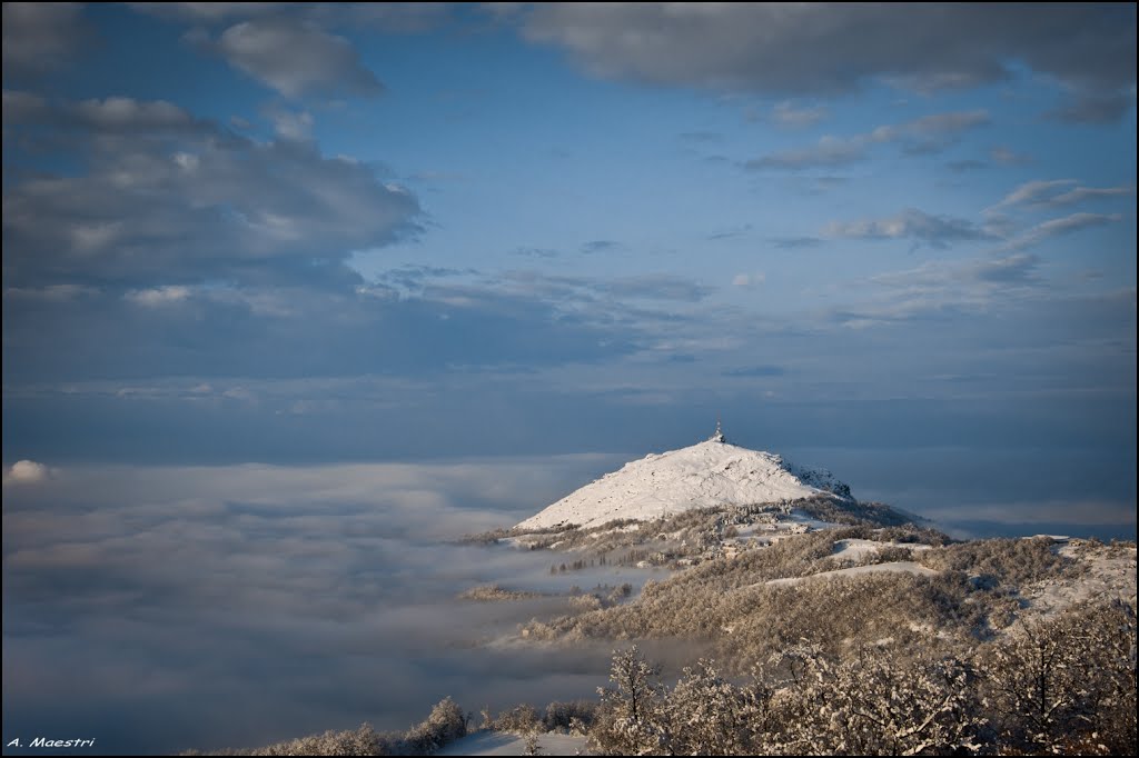 Monte Prinzera tra nebbia e cielo by Andrea Maestri