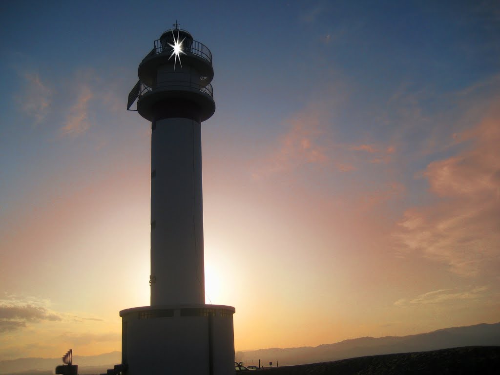 El far del Fangar és una torre lluminosa que indica als vaixells la proximitat de la punta del Fangar. La llum que projecta, blanca, es veu intermitentment cada 12 segons i té un abast de fins a 12 milles mar endins ,la construcció actual data l'any 1972 by lurdesa_