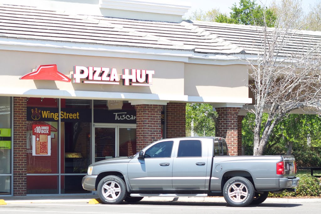 Pizza Hut by PhotoGeneric