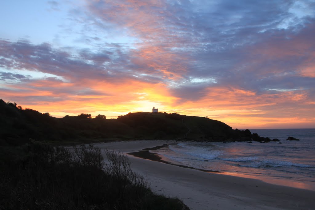 Dawn at Lighthouse Beach by dirving58