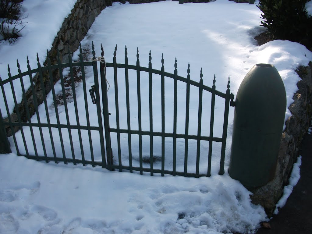 Portail et obus momument aux morts 14/18 sous la neige yzeron by Salomon BARZILAI & Jerome IBY