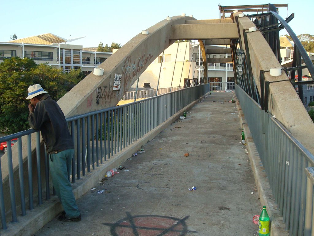 Footbridge over Jan Smuts Ave. by Emiliano Homrich