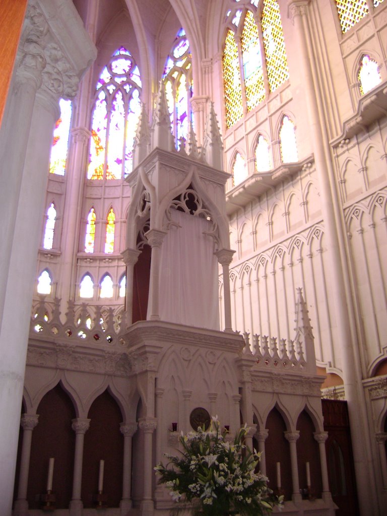 Interior del Templo Expiatorio del Sagrado Corazón de Jesus en Leon Guanajuato by chuchomotas