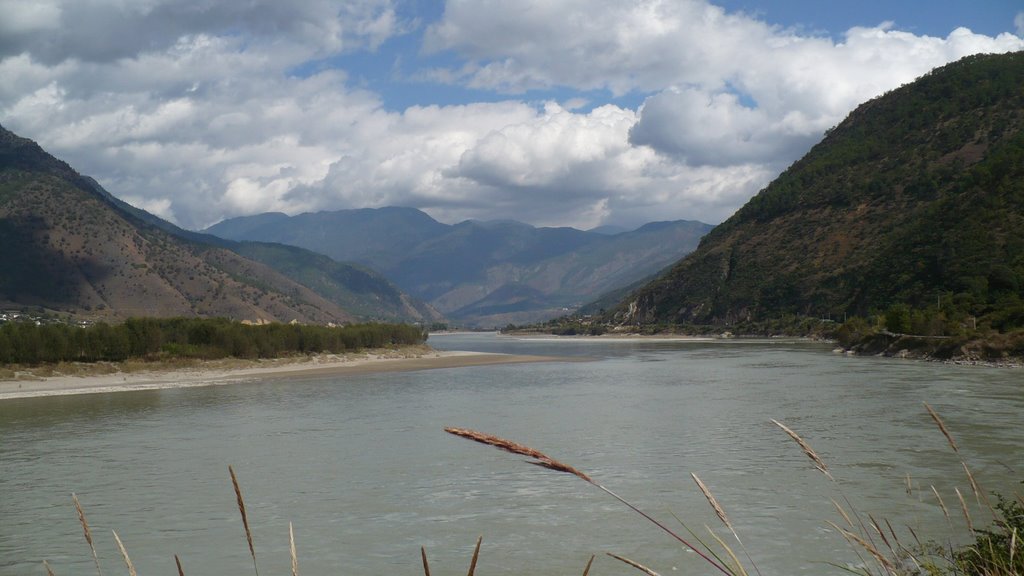 First bend of the Yangtze River (Jiansha Jiang) by Colin W