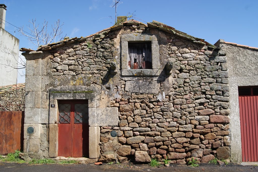 ALGODRES - Algodres - CASA MUITO ANTIGA by LUÍS A. D. LIBERAL