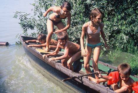 Kinder spielen auf einem Fischerboot, Harta, Ungarn by dia.ch