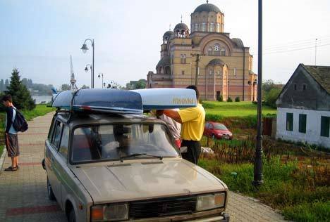 Mit dem Ruderboot auf dem Dach des Yugo gehts an ein Wettrudern, im Hintergrund die Basilika, Apatin, Serbien by dia.ch