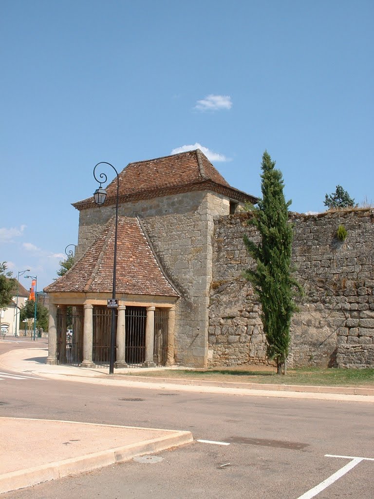 Vestiges des remparts de Figeac (Rue du Champs Saint-Barthélémy) by Yann LESELLIER