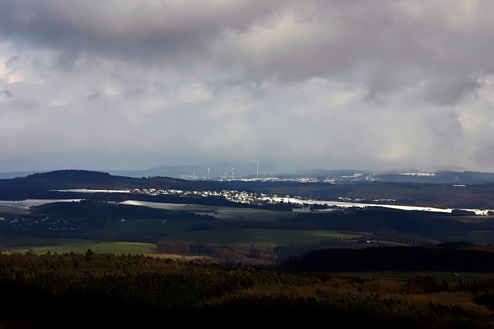 Blick vom Raiffeisenturm in Richtung Hoher Westerwald by geohabel