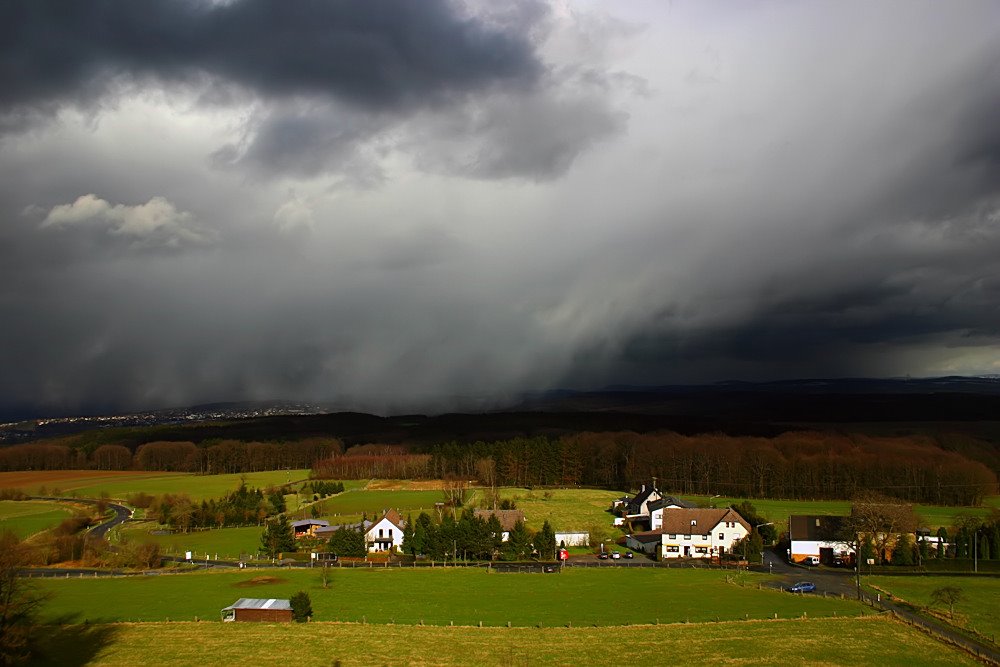 Blick vom Raiffeisenturm in Richtung Hoher Westerwald, im Vordergrund Beul by geohabel