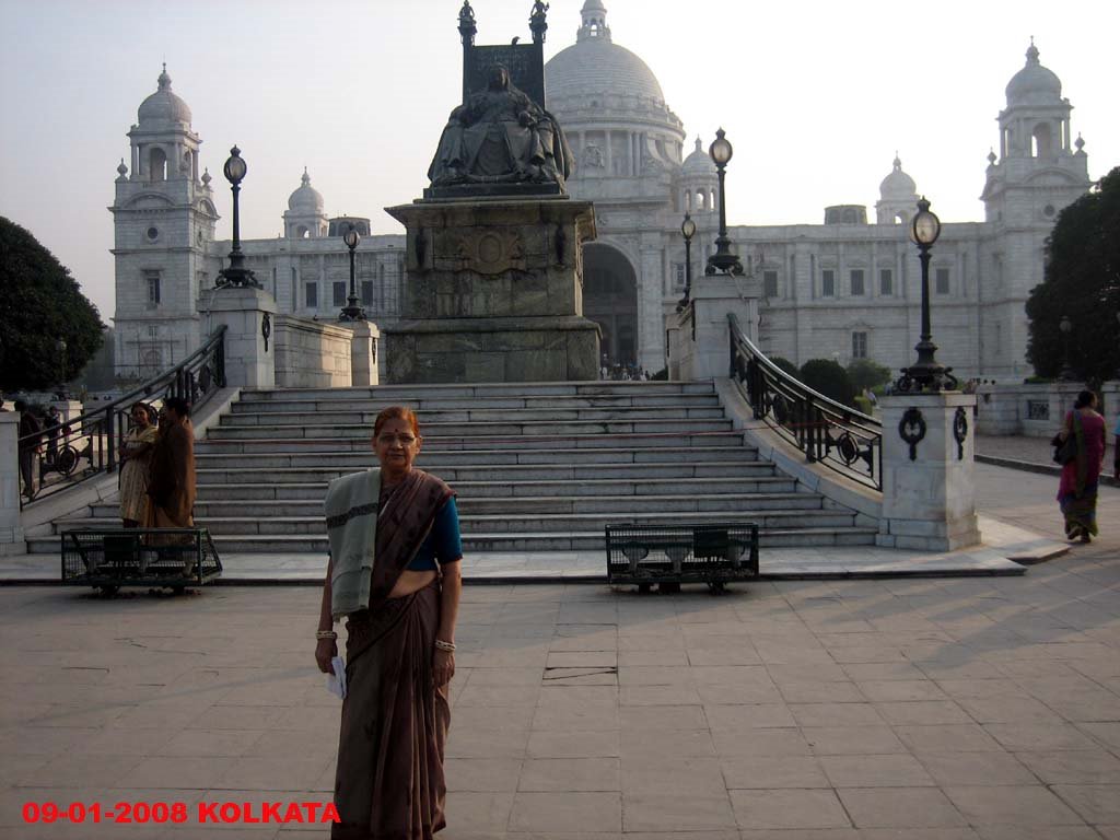 INFRONT OF VICTORIA STATUE by rdbansiya